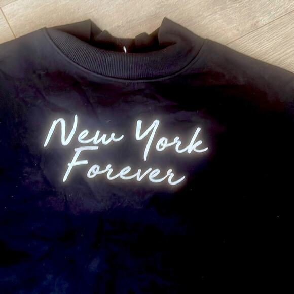 Zara size medium Black 'New York Forever' graphic woman's cropped Sweatshirt - Picture 3 of 11